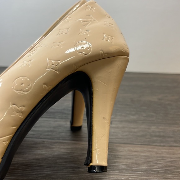 LV heels size 39 / 8 US - Picture 9 of 10